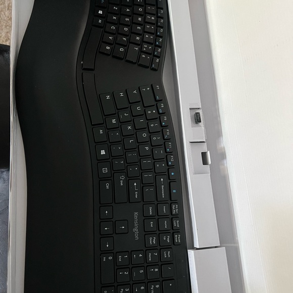 Kensington Pro Fit Ergonomic Wireless Keyboard - Picture 5 of 6